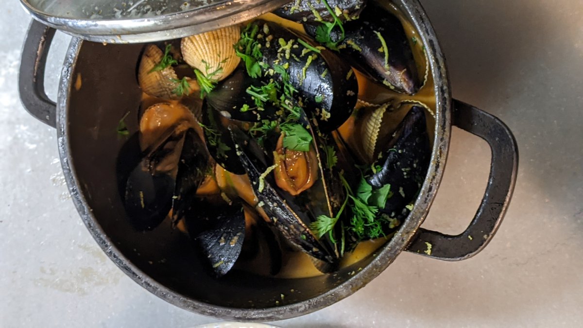 bardelpla's tweet photo. ... smells like 𝐦𝐢𝐱 𝐝𝐞 𝐜𝐥𝐨𝐬𝐪𝐮𝐞𝐬 spirit... 🍾 ⁣
⁣
⁣https://t.co/4ybzaPWXcT
⁣
#BardelPla #Musclo #Musclos #Mejillones #Mejillón #Marisco #Marisc #MixDeClosques #Berberechos #Escopinyes #Cockles #almejas #Clam #Clams #Cloïses⁣ https://t.co/De8tzaJ0mC