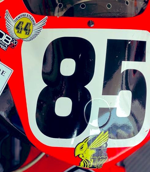 XabiZurutuza85's tweet photo. @circuitodejerez box 29, vacío sin nuestro compañero #HugoMillan, te llevamos “siempre eterno 44”. Tus alas las vamos hacer volar a lo grande. ✊ VA POR TI ‼️ https://t.co/DHziqXZVCE