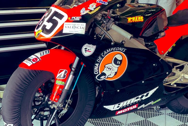 XabiZurutuza85's tweet photo. @circuitodejerez box 29, vacío sin nuestro compañero #HugoMillan, te llevamos “siempre eterno 44”. Tus alas las vamos hacer volar a lo grande. ✊ VA POR TI ‼️ https://t.co/DHziqXZVCE