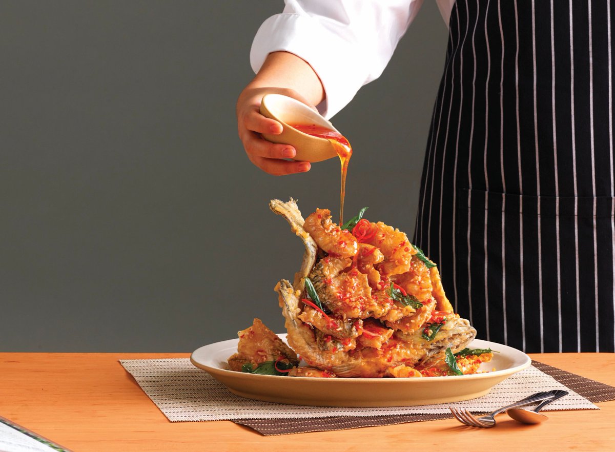 We love the look of this signature dish from @pataralondon: Lightly battered whole seabass glazed with a special sweet-chili sauce! Visit our page this afternoon to find out the best @monsoonvalleyuk pairing to complement the spicy flavours! #MyThaiDay #pataralondon #thaiselect