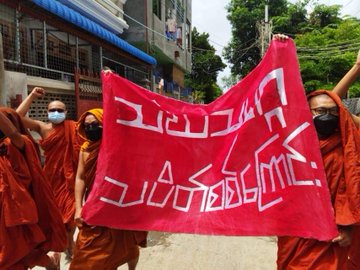Newthit2's tweet photo. The Mandalay Sangha Union Strike took to the streets to protest against the military regime despite the military council's curfew and blockade.
#WhereIsTheBurmaBill 
#WhatsHappeningInMyanmar 
#Aug19Coup https://t.co/1kahBKjUhh