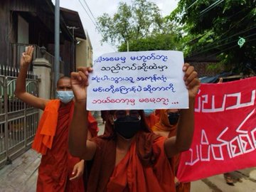 Newthit2's tweet photo. The Mandalay Sangha Union Strike took to the streets to protest against the military regime despite the military council's curfew and blockade.
#WhereIsTheBurmaBill 
#WhatsHappeningInMyanmar 
#Aug19Coup https://t.co/1kahBKjUhh