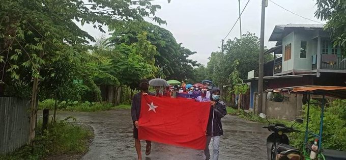 Newthit2's tweet photo. Local residents from  Kale marched in  town and protested to overthrow the dicatorship  inspite of the rain.
#WhereIsTheBurmaBill
#Aug19Coup 
#WhatsHappeningInMyanmar https://t.co/vcIvw4PShf