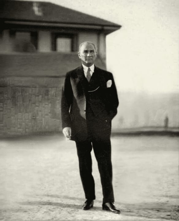 Türkiye'ye hiç gelmemiş ABD’li psikiyatr Prof. Dr. Arnold Ludwig, King of the Mountain adlı kitabında dünyanın 2.000 liderini inceler.

18 yıl süren araştırmada her lidere 200 kritere göre 1'den 31'e kadar puan verir.

31 puan alan ve 20. asrın lideri çıkan tek kişi Atatürk'tür.