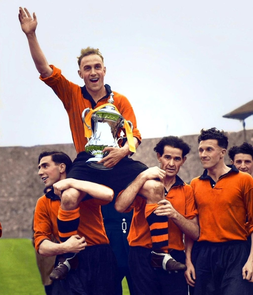 TheBillyWright1's tweet photo. HEY EVERYONE..
This is my new Twitter account 
I have so many lovely friends on here already and am hoping to make a lot more.
This account is solely in memory of my incredible Dad Billy..
"Sir Billy" 
as so many of u call him ! 
Look out for everything Wolves HERE
 🧡🖤⚽️🐺 https://t.co/x3bGSrtiwz