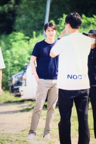sehunownsme's tweet photo. He’s just wearing shirt and pants and he’s still the most handsome man ever https://t.co/dUfgPELR0t