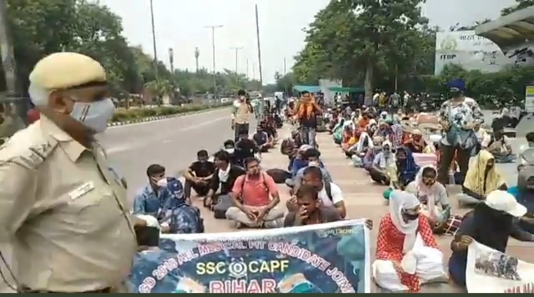 लोधी कॉम्प्लेक्स से गांधीगीरी की मुंह बोलती तस्वीर
भारत के अलग-अलग राज्यों से आए SSCGD युवाओं का अनुशासन तो देखिए
क्यों कि देश की आंतरिक एवं बाह्य सुरक्षा का भार कल इन्हीं नौनिहालों के कंधों पर होगा