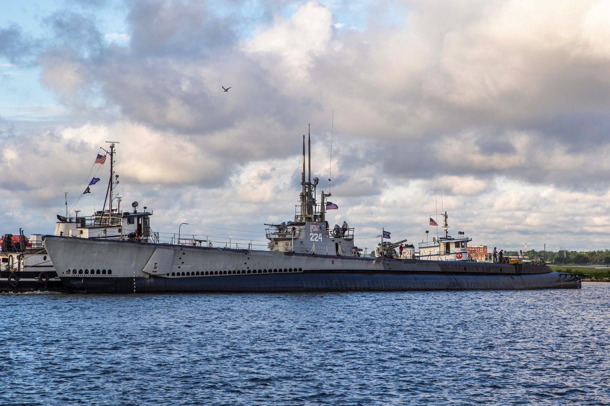 WarshipCam's tweet photo. USS Cod (SS-224) Gato-class submarine museum ship coming back into Cleveland, Ohio from yard work in Erie, Pennsylvania - August 18, 2021 #usscod #ss224 

* photo posted by @JBojc_photo https://t.co/HIHJMi3Rek