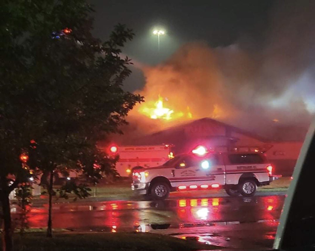 SLCScanner's tweet photo. #Breaking #CommercialStructureFire @SandyCityFD 10640 S Holiday Park Dr. Dispatched 0148 arrived w/heavy smoke visible, and the fire was thru the roof. Defensive/setup aerial fire attack. No injuries were reported. The structure has significant damage/reports it recently closed. https://t.co/iEt7XYLcFY