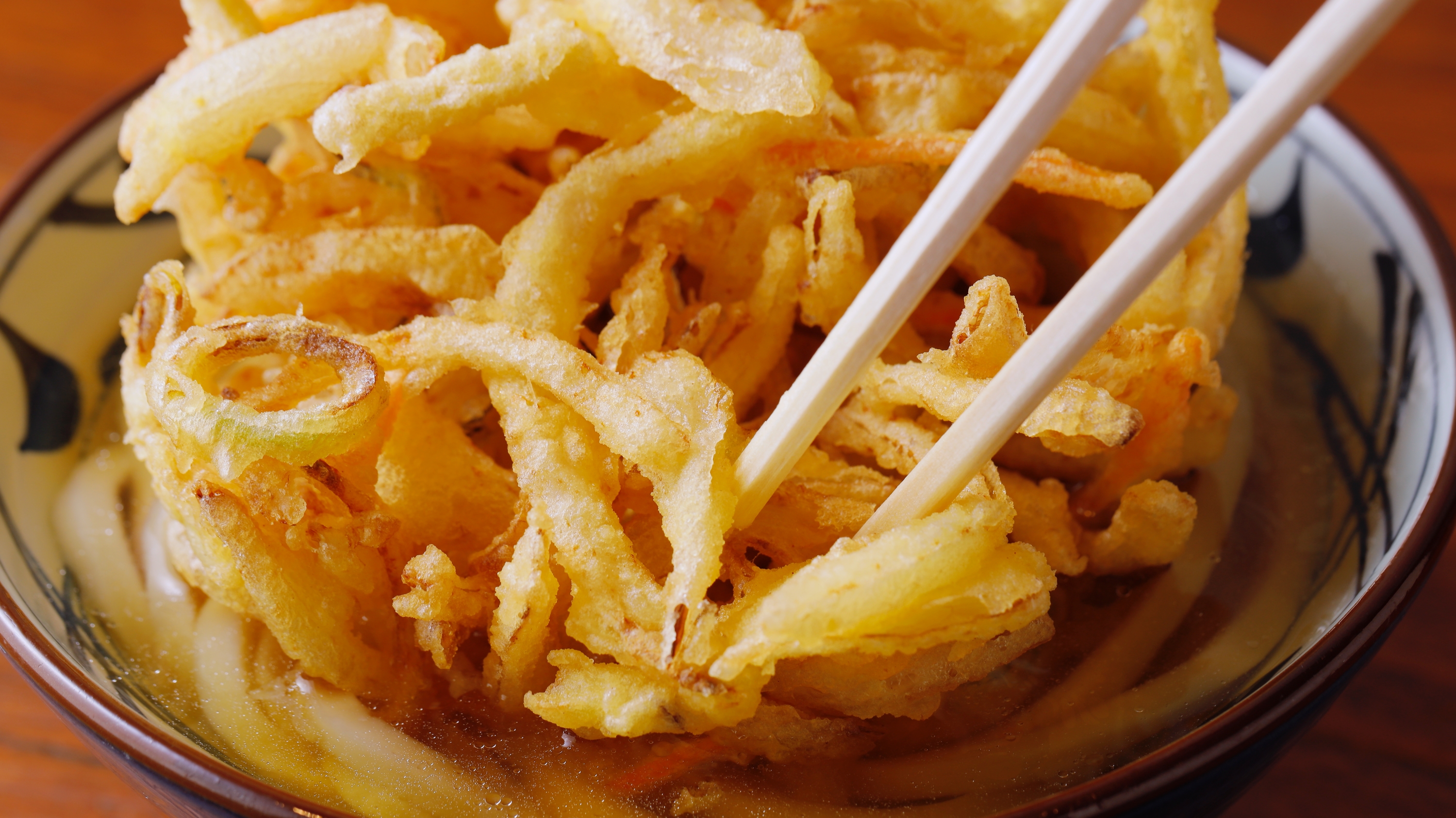 丸亀製麺 公式 野菜かき揚げ が大きすぎる 喜 丸亀製麺あるある T Co 4zpoxruczk Twitter
