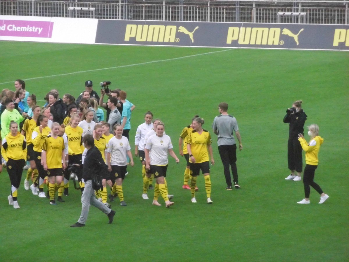 19Micha09's tweet photo. @BVBDortmund_Arg @akl__13 Hier noch ein Paar Fotos vom Spiel. 🖤💛 #BVBTSV #BVBFrauen https://t.co/OPZHbZLV3u