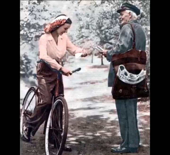 بين عينيك  وقلبي  
رسائل  شوق  مجنونة  لم 
يرها  ساعي البريد  ولم يتقن  
 في نقلها  نبض الهاتف ❤️