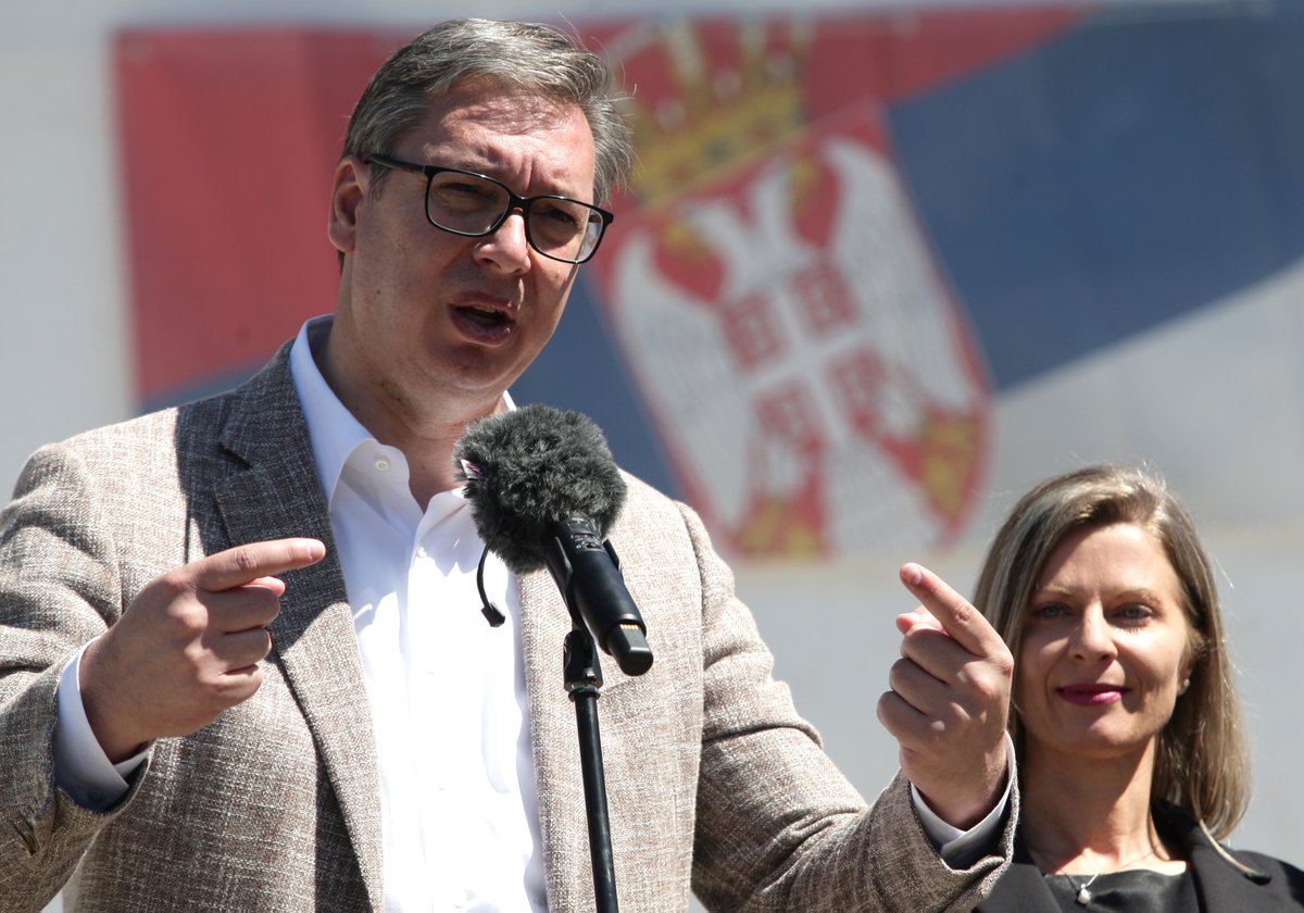 Председник Републике Србије Александар #Vucic <a href="/avucic/">Александар Вучић</a> обећао је мештанима Бруса изградњу локалних путева и рекао да ће до краја године буџет за то бити повећан за пола милиона евра. sns.org.rs/novosti/vesti/…