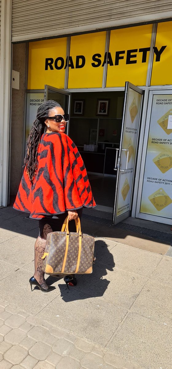 Mihlali_Gqada's tweet image. Me, I will wear a whole entire blanket...#YonkeIngubo because winter styling is ME. #WorkStyling cava the GLOW