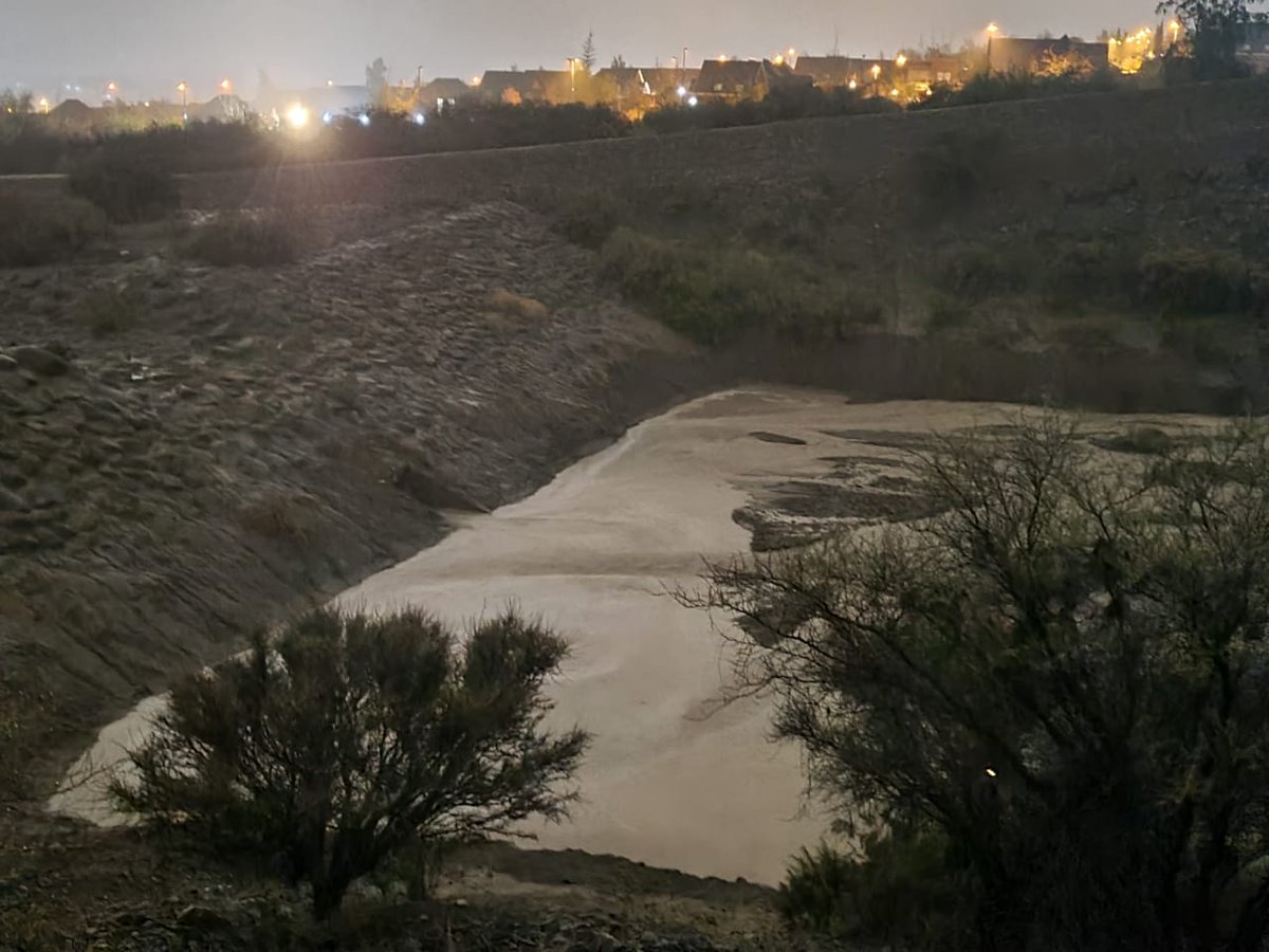 Personal municipal realiza evaluación técnica de las piscinas decantadoras de la Quebrada de Macul, las cuales no presentan inconvenientes.