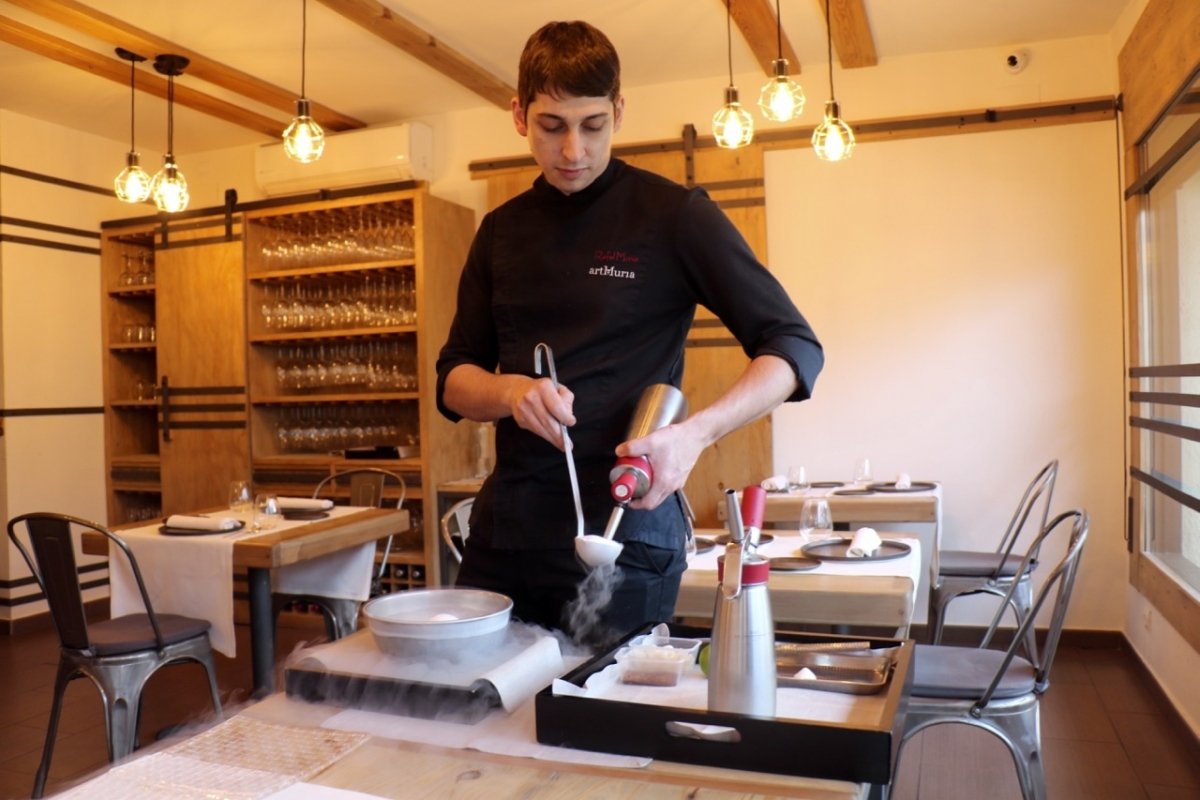 BonViveurSpain's tweet image. 🍽️🍷 Miel y vino son las patas de @QuatreMolins, restaurante en Tarragona donde la técnica y la creatividad de Rafel Muria nos invita a redescubrir la cocina local. ¿Lo conoces? 😋👉 bit.ly/3s5Oepp

#QuatreMolins #chefdelamiel #RafelMuria #Bonviveur