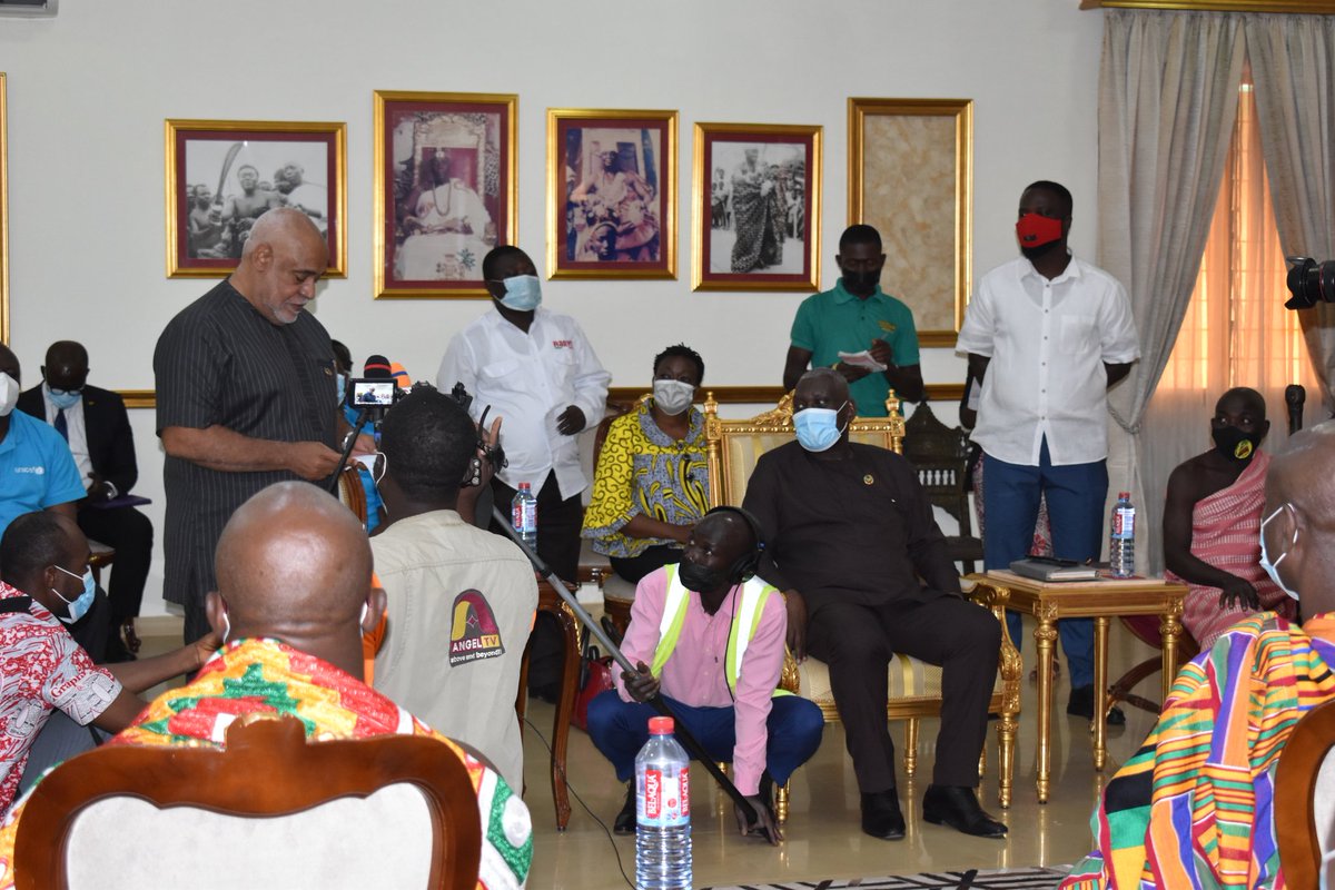 UNinGhana's tweet photo. Led by the Resident Coordinator, @CharlesAbani, a #UNinGhana delegation is meeting with His Majesty, Osagyefuo Amoatia Ofori Panin II, King of the Royal Ofori Panin Palace of the Akyem Kingdom 🇬🇭 to announce the inception of a joint UN programme on the environment. https://t.co/YTOWTcDP2q