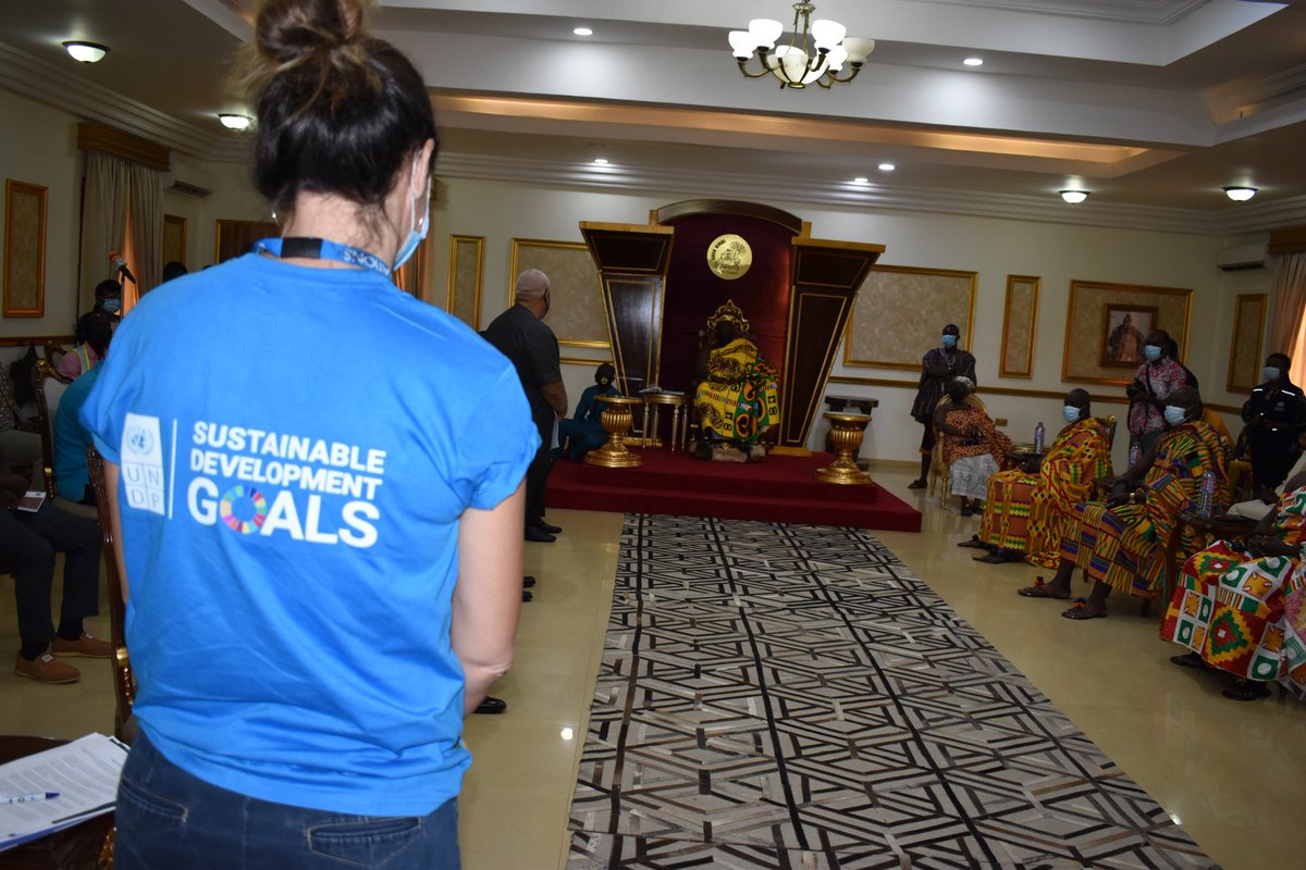 UNinGhana's tweet photo. Led by the Resident Coordinator, @CharlesAbani, a #UNinGhana delegation is meeting with His Majesty, Osagyefuo Amoatia Ofori Panin II, King of the Royal Ofori Panin Palace of the Akyem Kingdom 🇬🇭 to announce the inception of a joint UN programme on the environment. https://t.co/YTOWTcDP2q