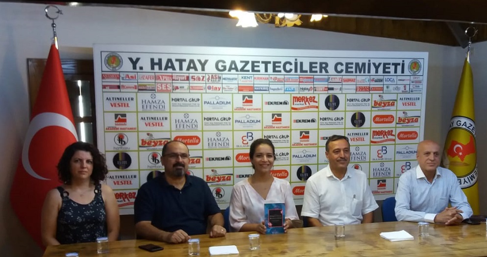 hataygc's tweet photo. ŞAİR BIKMAZ KİTABINI TANITTI

İskenderunlu Yasenya Bıkmaz, “Simeranya Hikayeleri” adlı ikinci kitabını dün Hatay Gazeteciler Cemiyeti’nde düzenlediği basın toplantısı ile tanıttı. 

Haberin detayları: https://t.co/iRnyJTr1vn @NebihNafile https://t.co/bvZqYPgRmz