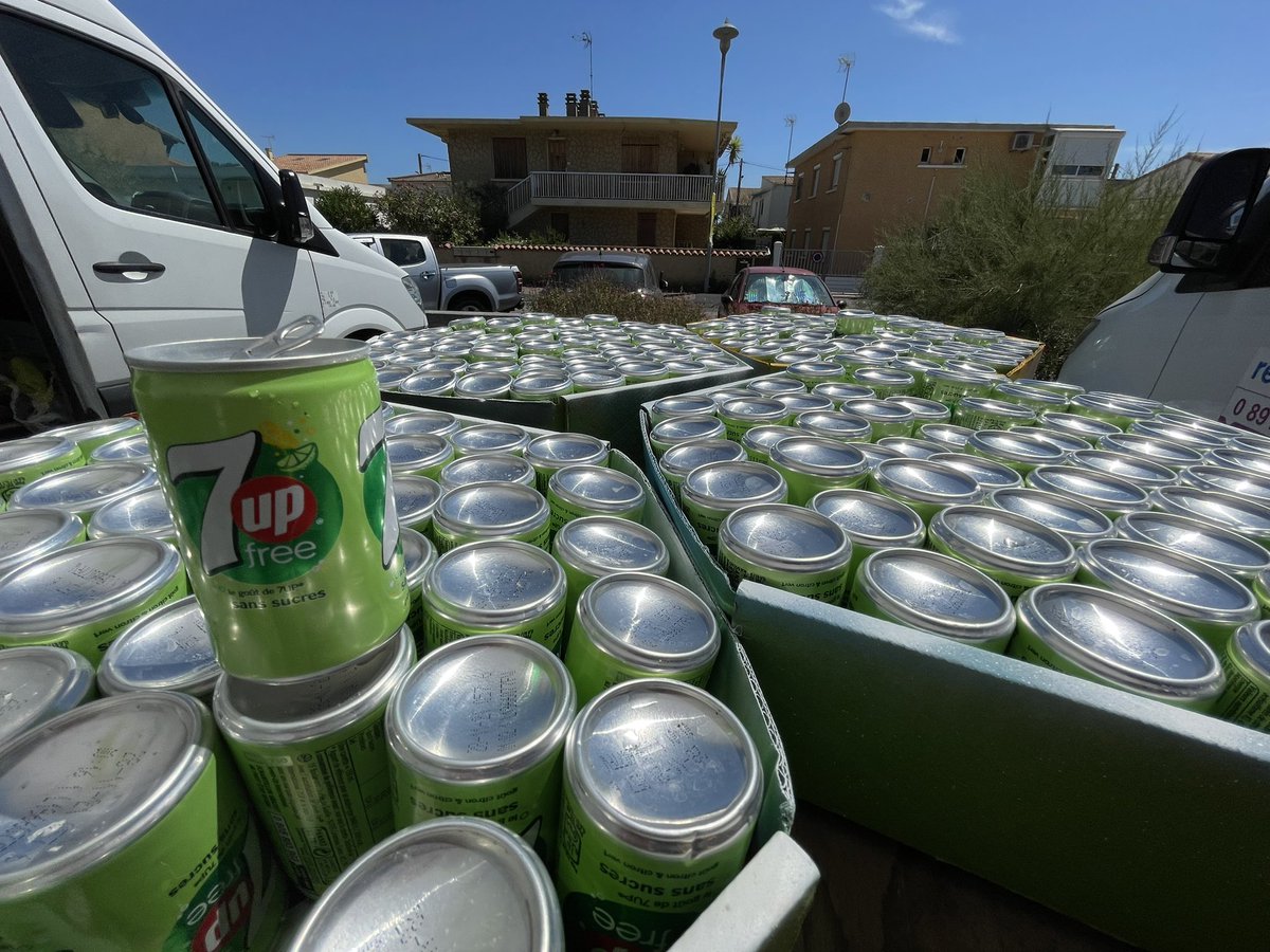 chaquecanette's tweet photo. Quelque ♻️chose♻️se prépare du côté de @VilleMarseillan avec @pepsicofrance  @citeofrance @7upFree 🎨 #citeo #recyclage #7upfree #marseillan rdv sur l’Enjoy the Tournée des Plages 🏖 https://t.co/jR6bnYheSd