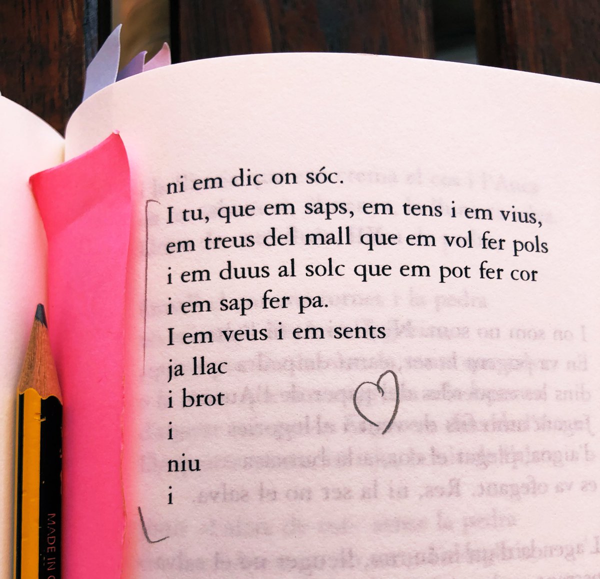 XI
“I
per què
res o tot?”

I encara, <a href="/FeliciaFuster/">Felícia Fuster</a> 
1987.  premi de poesia  Vicent Andrés Estellés, Burjassot. 
Ací em teniu… #fusteronfire 
I que conste que em controle!  #ushaviaavisat
#AnyFFuster