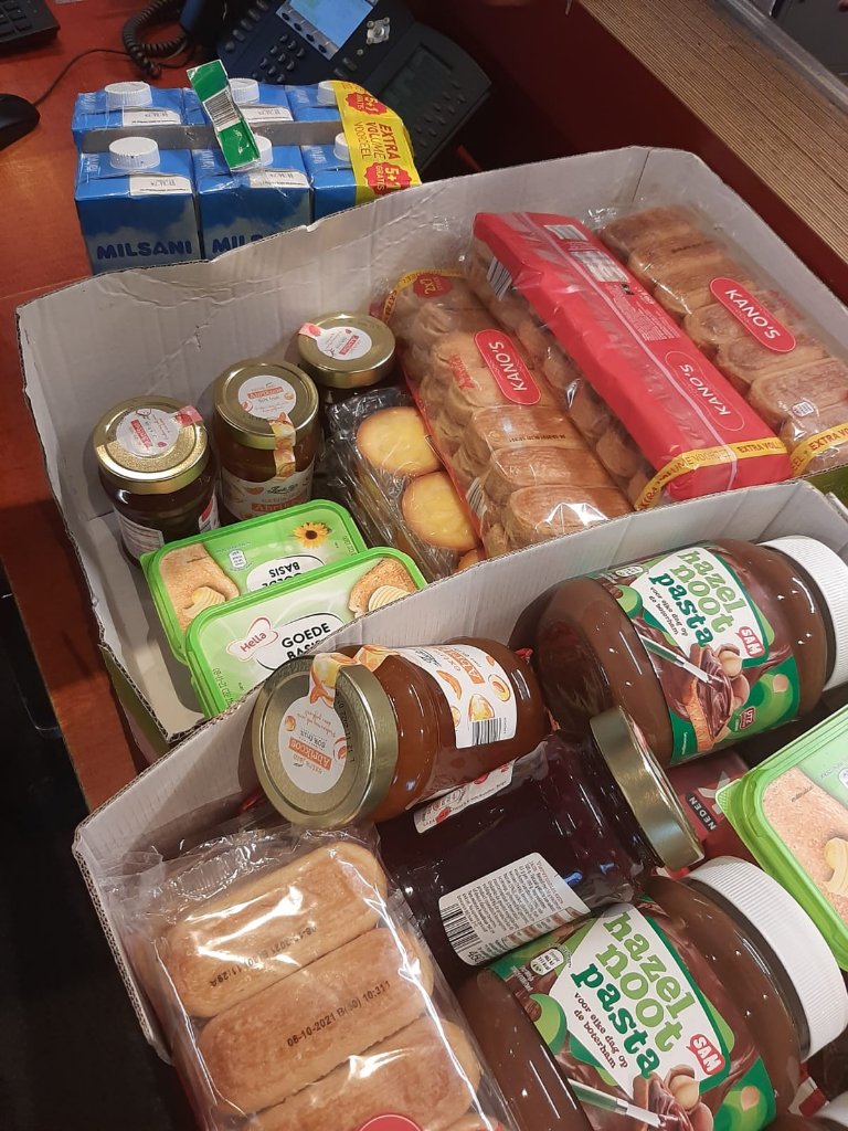 Julia Jenny kwam spontaan langs om eten te brengen voor onze gasten, wat veel en wat lekker ! Super bedankt Julia Jenny 👌