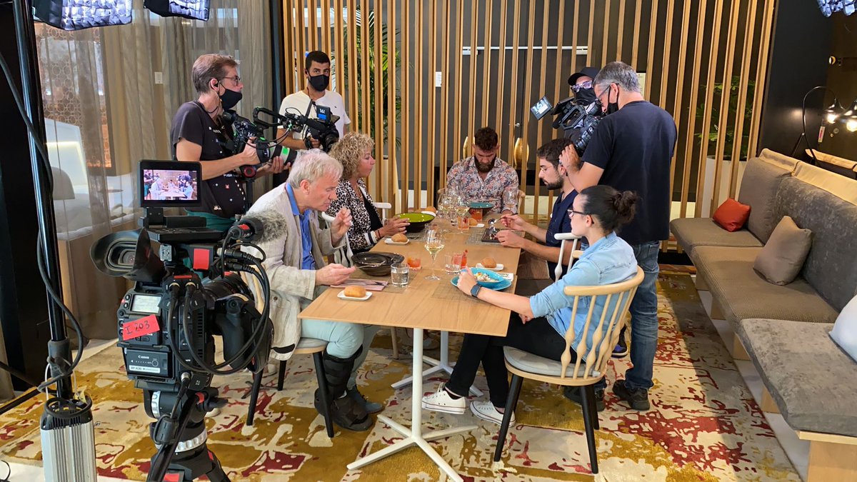 JocdeCartesTV3's tweet photo. Aquí us deixem unes fotos del rodatge del programa d’aquest vespre! 🎥 Recordeu que comença a les 22.05 a @tv3cat. Esteu preparats? 🍽️ #JocCartesEstiuTV3 https://t.co/rG8KkvxBQY