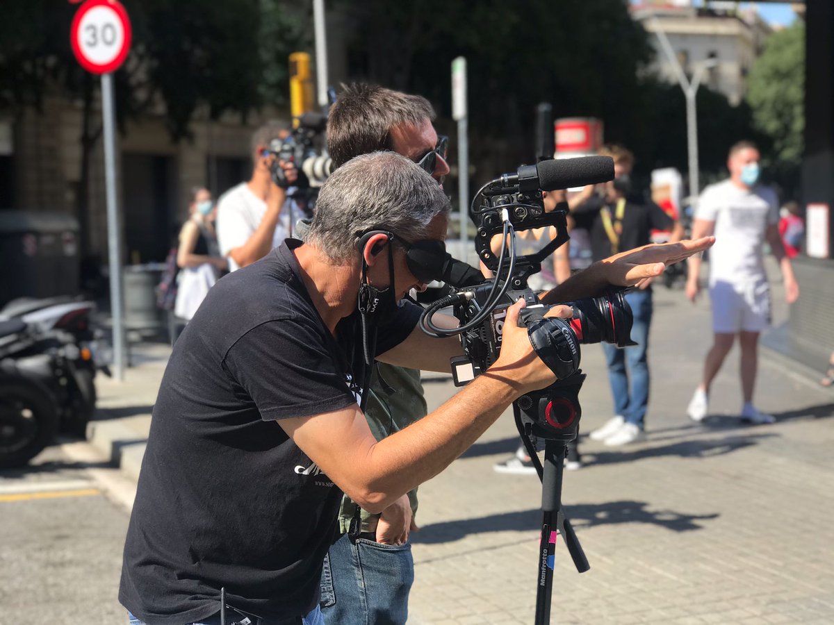 JocdeCartesTV3's tweet photo. Aquí us deixem unes fotos del rodatge del programa d’aquest vespre! 🎥 Recordeu que comença a les 22.05 a @tv3cat. Esteu preparats? 🍽️ #JocCartesEstiuTV3 https://t.co/rG8KkvxBQY