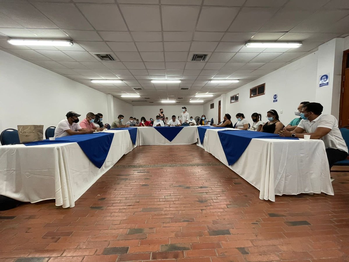 EDRCol's tweet photo. En nuestro tour Colombia por el Cesar y la Guajira, nos reunimos con empresarios, comerciantes, jóvenes emprendedores para escucharlos, identificar, sus necesidades y buscar soluciones para reactivar sus economías y recuperar los miles de empleos perdidos por la pandemia. https://t.co/gnwSPUQr0j