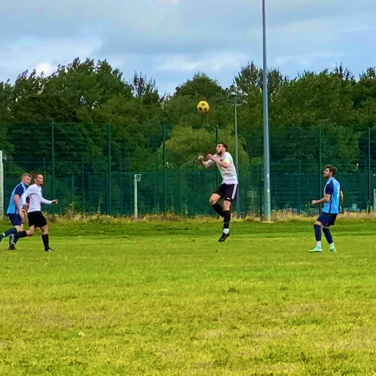 FCFrypa's tweet photo. A 2-1 loss but more minutes in the legs last week against @PitseaAthletic 💪🏼

⚽️ @LeeShipton 

🔹 #UPTHEFRYPA #sundayleague #sundayleaguefootball

@SceptreLeague1 @EssexCountyFA https://t.co/Ip74jLf9ta