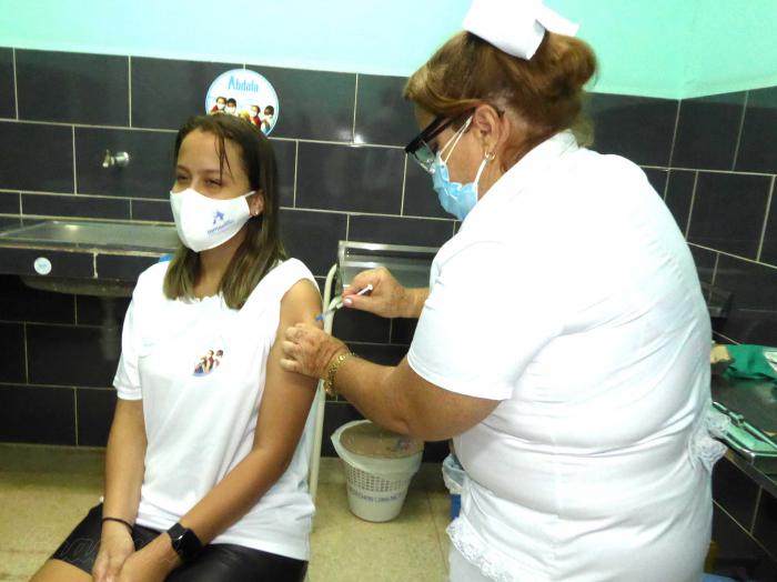 La semana próxima casi un millón de personas más se vacunarán con #Abdala y #Soberana en 22 nuevos municipios. Sobrepasan ya los 3 millones de cubanos que completaron las 3 dosis. La industria trabaja a todo ritmo para producir las dosis necesarias para inmunizar a nuestro pueblo
