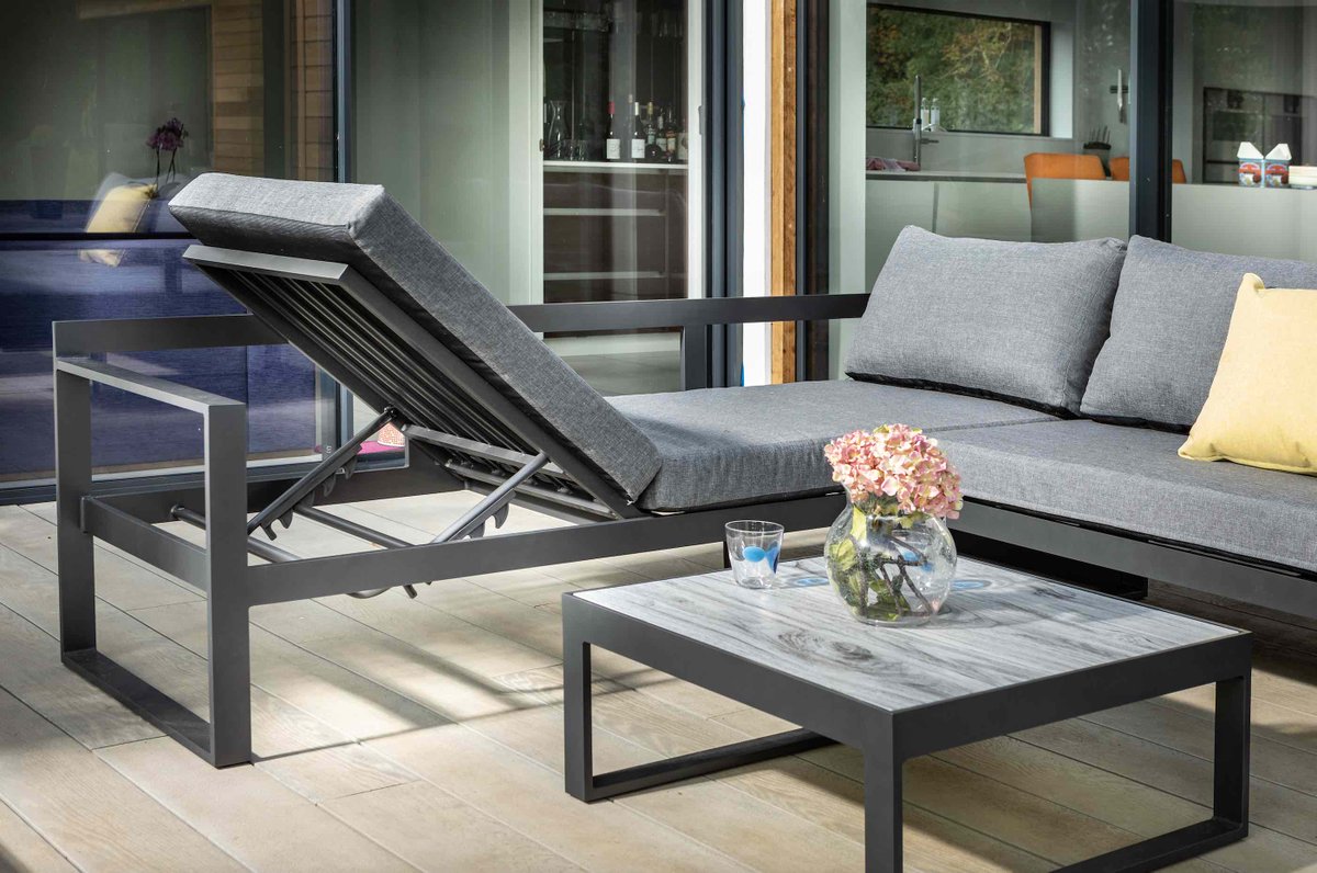 An integrated lounger function allows you to recline one end to use as a corner sofa or, raise it up to kick back with a book and soak up the sunshine. Not only can this set make your outdoor life more comfortable, but also make your garden more modern with its fashionable style.