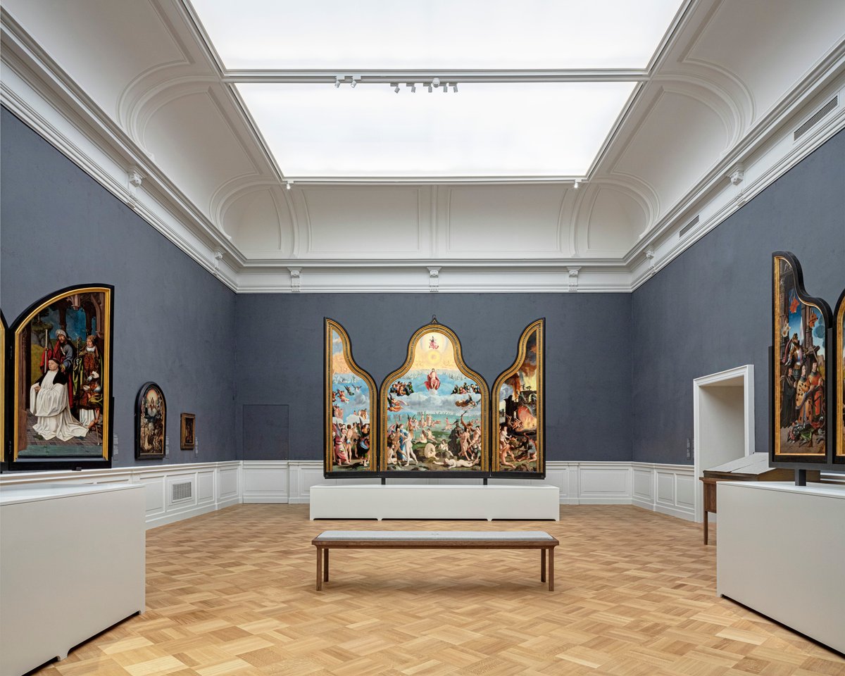 Wist je dat Museum De Lakenhal nauw samenwerkt met het @rijksmuseum in Amsterdam? Drie jaar lang prijkte het drieluik van Lucas van Leyden daar aan de muur van de Eregalerij. #lucasvanleyden #rijksmuseum #amsterdam #museumdelakenhal #leiden