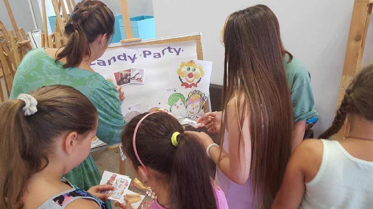 Участники творческой смены «Candy Party» с интересом проводят время в центре. Играют, общаются, с удовольствием готовятся к конфетной вечеринке: делают пригласительные и создают образ костюма для тематического праздника. Время летних каникул пролетит незаметно, но с пользой!