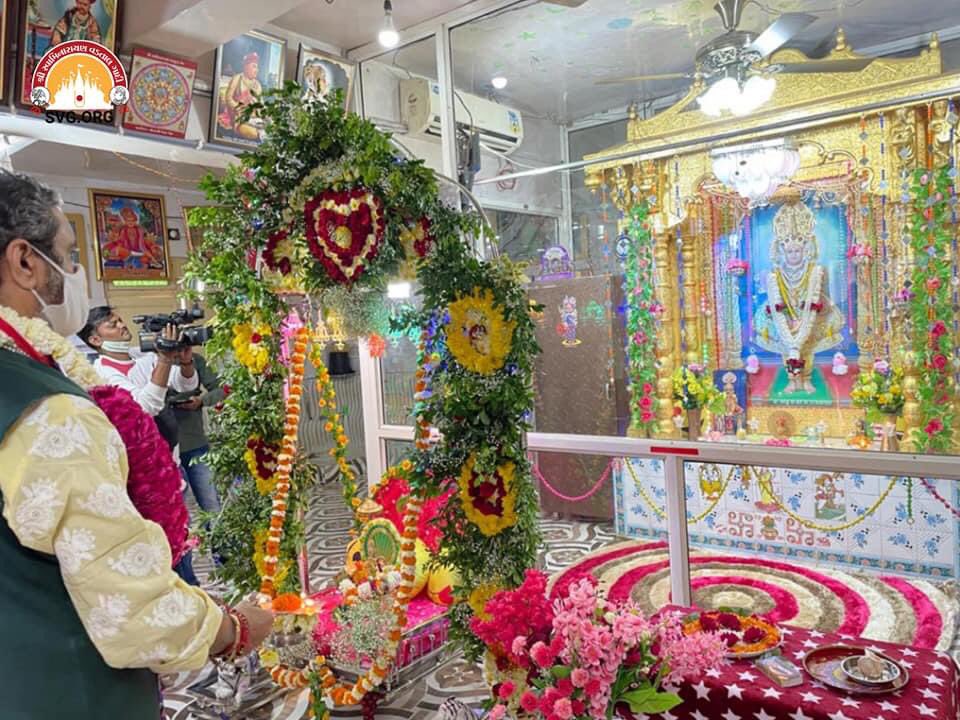 vadtalgadi's tweet photo. વર્તમાન વડતાલ ગાદીપતિ વિદ્યમાન આચાર્ય શ્રી પ.પ.ધ.ધૂ. શ્રી 1008 આચાર્ય શ્રી અજેન્દ્રપ્રસાદજી મહારાજશ્રીના 𝟳𝟮 માં પ્રાગટ્ય દિવસ નિમિતે 𝟳𝟮𝟬𝟬𝟬 વૃક્ષોના વાવેતરનો શુભ સંકલ્પ પૂર્ણ કરવા માટે માતર,  #ખેડા ના ધારાસભ્ય શ્રી #કેશરીસિંહ દ્વારા વૃક્ષારોપણ કર્યું હતું.#Treeplantation https://t.co/PzOKXriQur