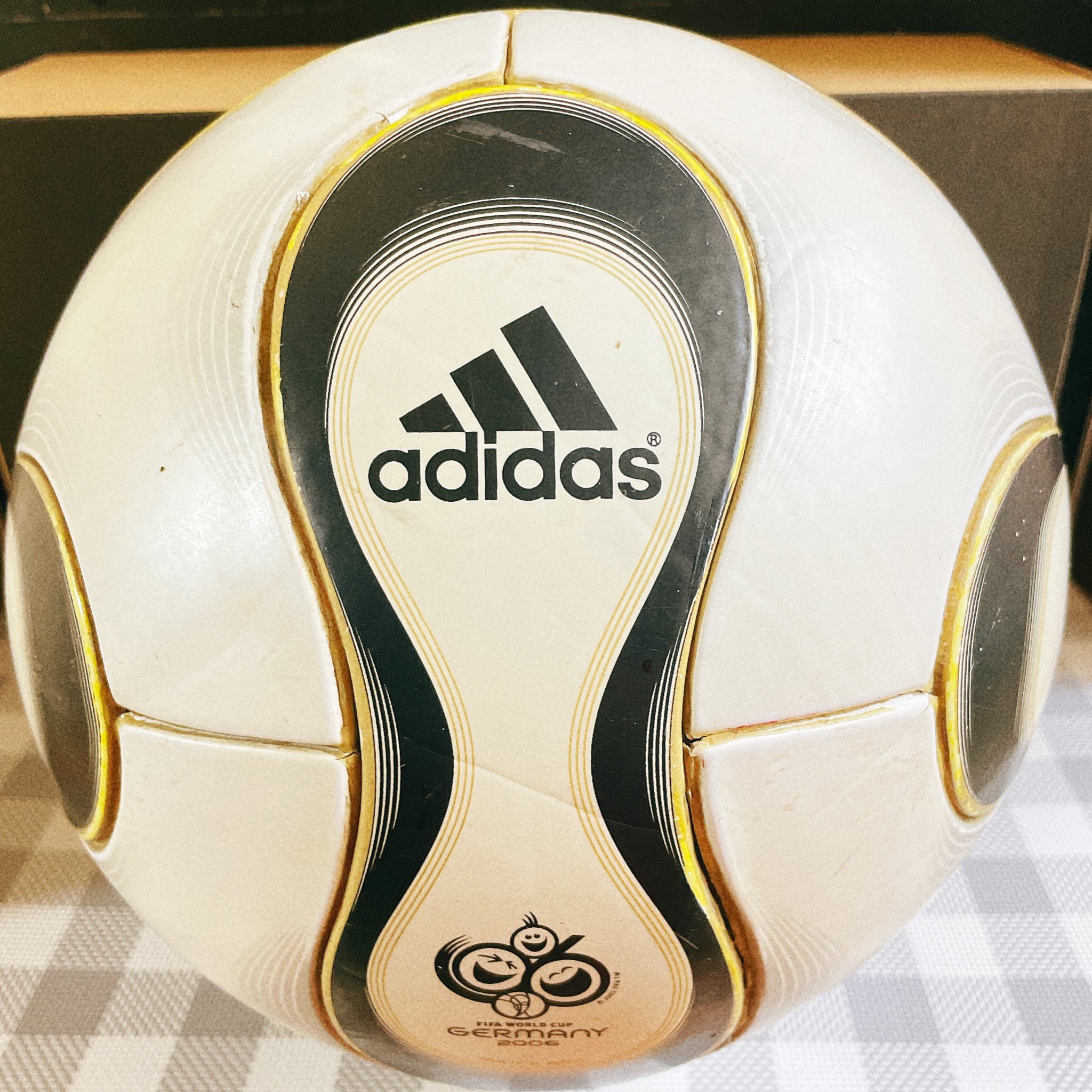 白いカイト チームガイスト 中古 購入 06年fifaワールドカップ大会公式試合球 人気のある商品なだけにお高い買い物でしたが 満足のいく買い物が出来たと思っています 経年劣化などは仕方がない 早く蹴りに行きたい フットゴルフ