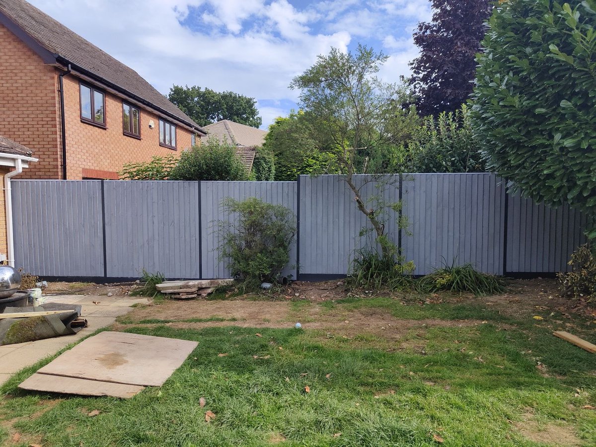 Anthracite Grey Fence Posts &amp; Gravel Boards install in Dorridge

Remember on your landscaping projects;it's fence first, then landscape

An exciting project starting today on the landscaping front

#landscaping #fencing #patio #anotherdurapostproject #healeyfencingandlandscaping