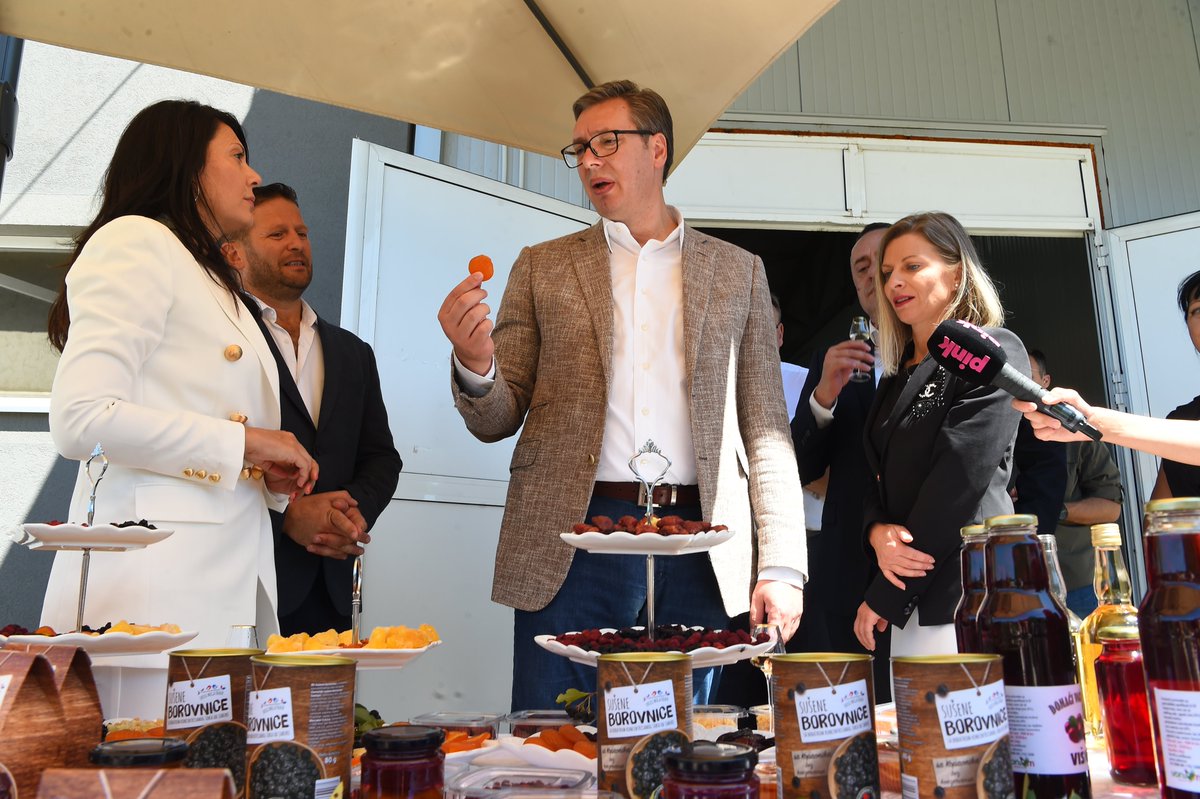 Председник Републике Србије Александар #Vucic <a href="/avucic/">Александар Вучић</a> посетио је у Брусу породично предузеће "Вони М", које се бави прерадом воћа и поврћа, и рекао да је држава спремна да значајно помогне и домаће привреднике, позивајући их да то искористе. sns.org.rs/novosti/vesti/…