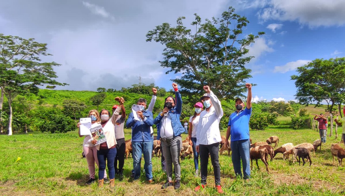 Seguimos en Lara, esta vez junto a @MinagrourbanaV <a href="/MinMujerVe/">Min. del PP para la Mujer y la Igualdad de Género</a> @Mppjd_ y <a href="/MinAgriculturaV/">MinAgriculturaVe</a> hemos entregando títulos de adjudicación de tierras a mujeres, jóvenes y AgroUrbanos.
Avanzamos en la ejecución del vértice 1 de la <a href="/agrovenezuelagm/">Gran Misión Agrovenezuela</a> sumando 39ha para la #PatriaProductiva.