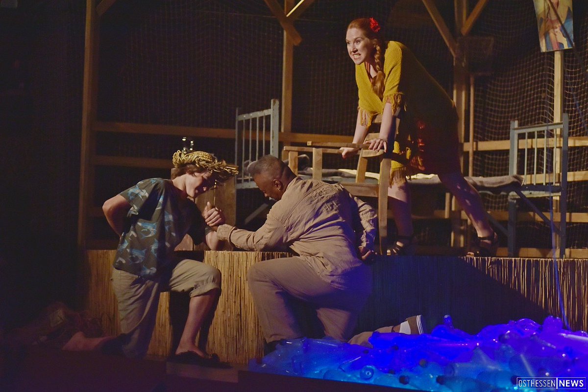 DiogenesNodarse's tweet photo. En el escenario con la puesta en escena El viejo y el mar https://t.co/BcOrTlXnnO
