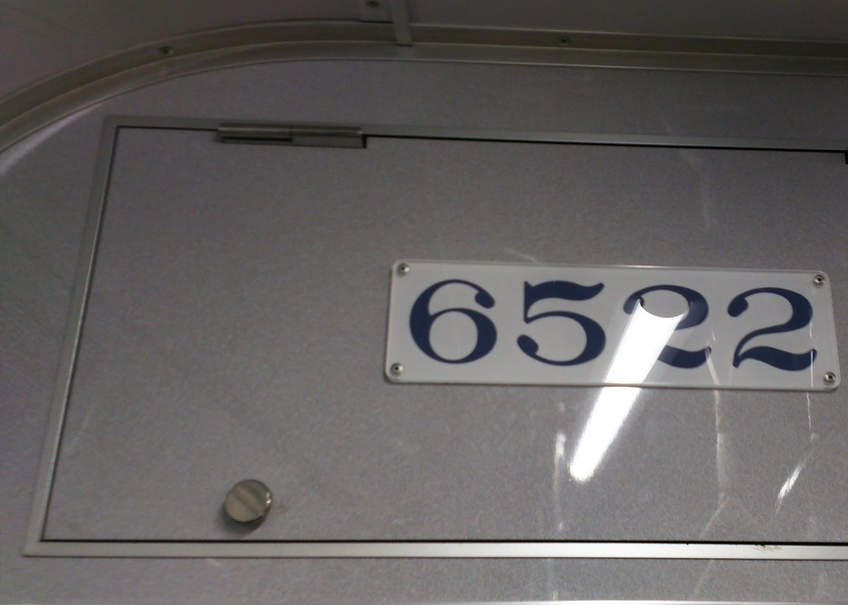 sime9020's tweet photo. この左端に寄せられた車番を見て
中央に「パッとビジョン」準備工事()、
右側に「フリーWi-Fi」準備工事()の
気配を感じた(するとはry)。#6522F https://t.co/xFVNTLNtTV