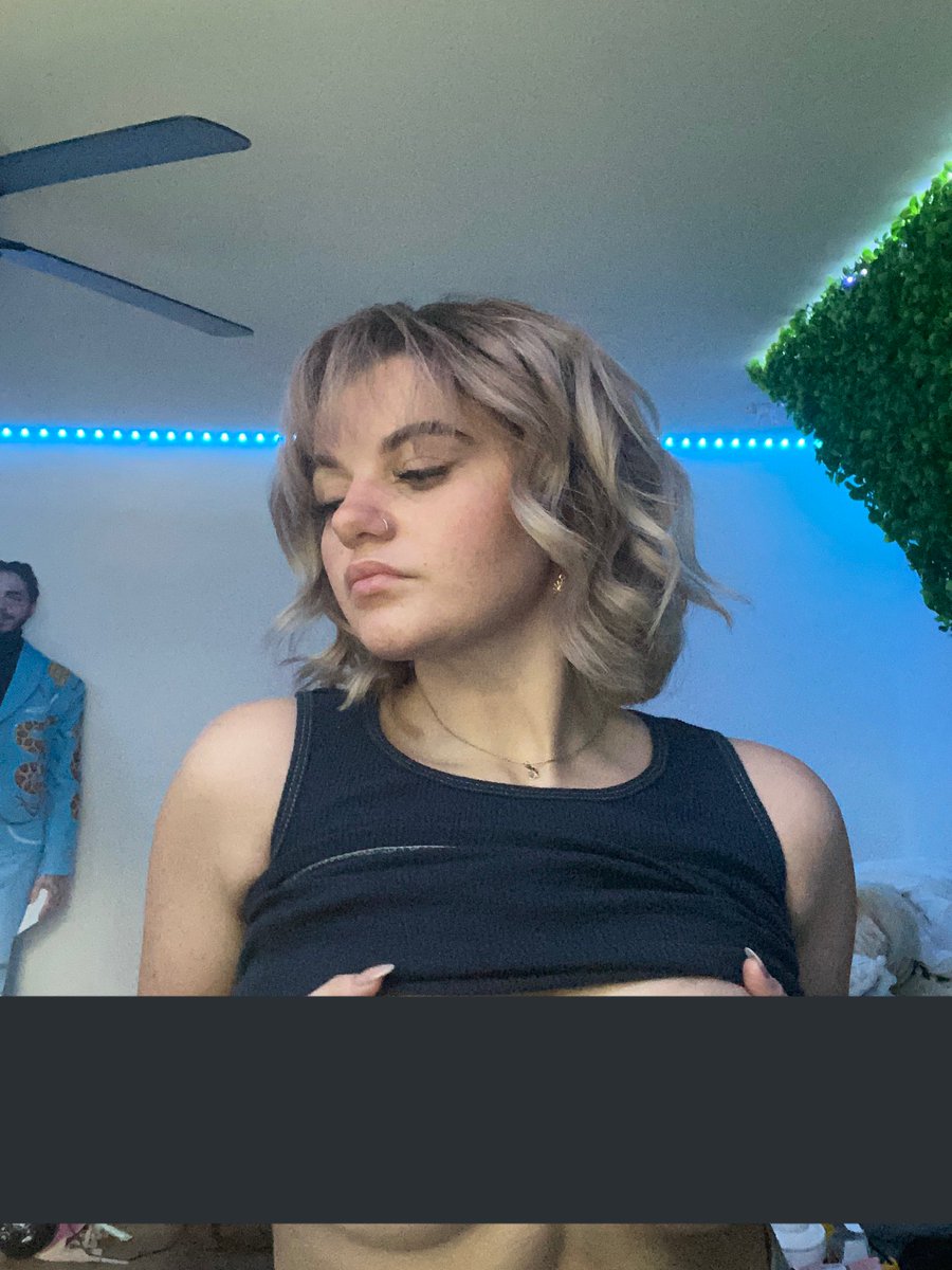 Xo2Red's tweet photo. Stay mad you can’t see bitchboy🧎🏻😂 https://t.co/G0j6NUqSC7