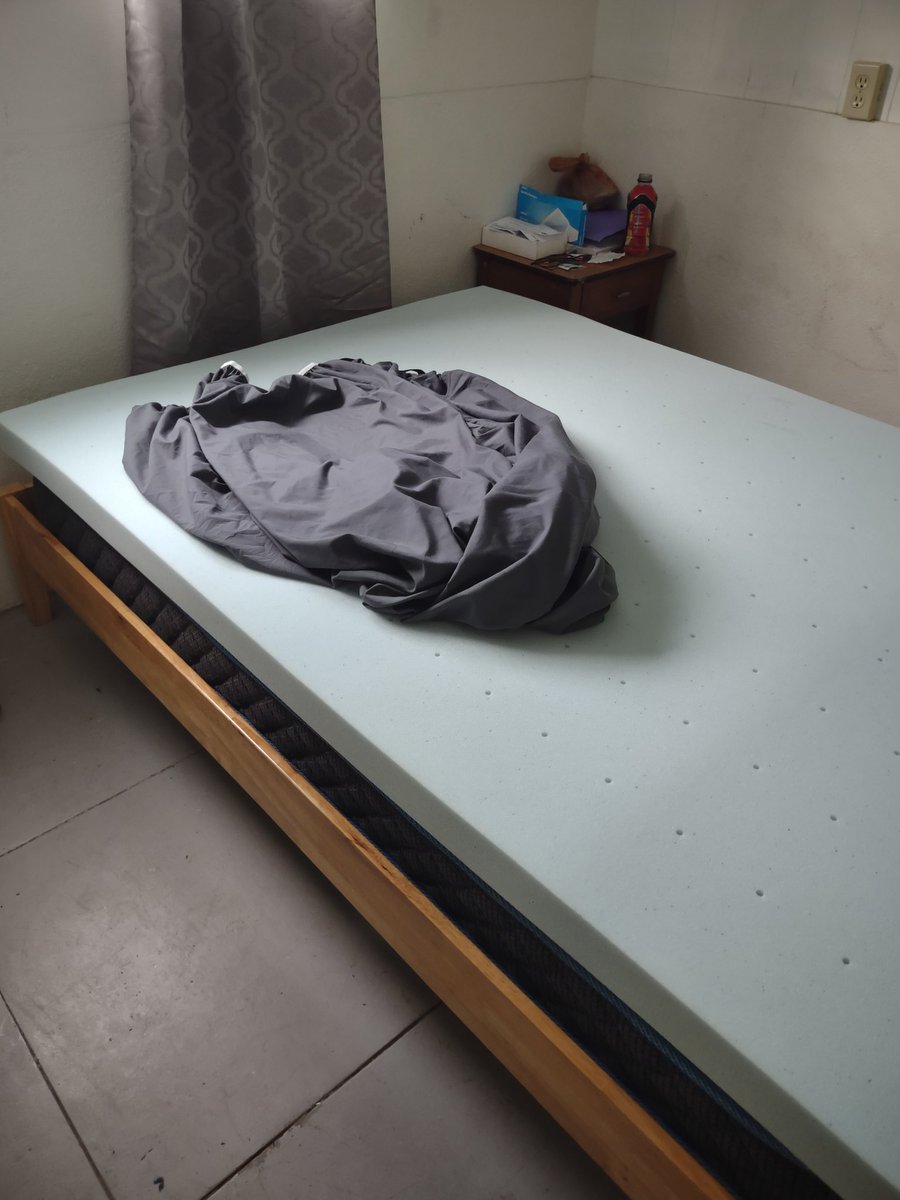 AshleyB46824012's tweet image. Would it KILL you sheet makers to put a little label of 'TRC' or TLC signaling the Top Right Corner/Top Left Corner? Do you know how many times I think I have it on right as 2 corners go on but then find out, it's not??
#bedsheets
#mattresstopper 
#deeppocket 
#gripes 
#chores