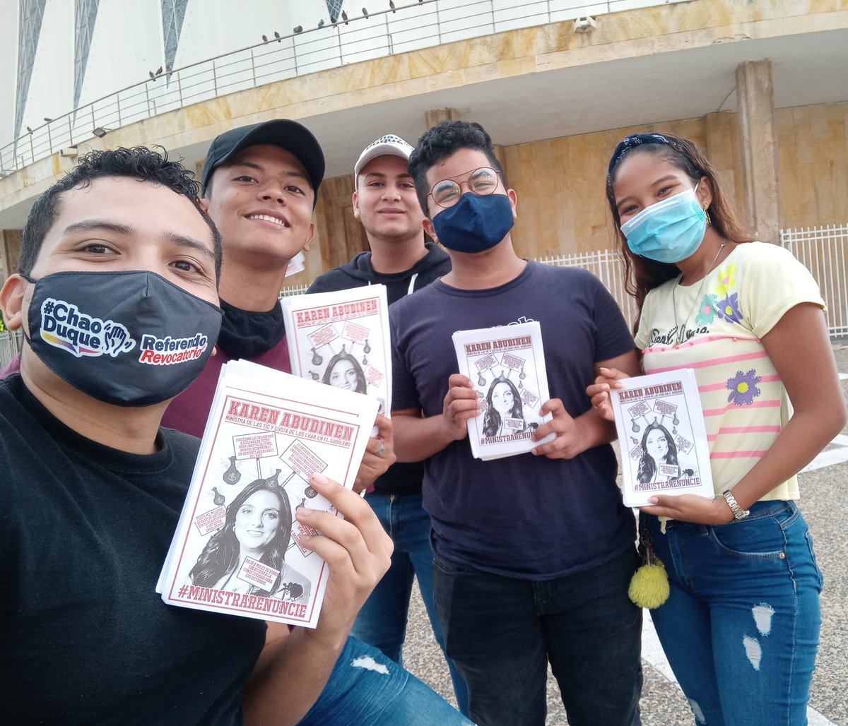 Construyamoss's tweet photo. Como movimientos juvenil decidimos salir a las calles a hablar con los ciudadanos y explicarles todo el entramado de corrupción de @karenabudi en MinTic, creemos que Barranquilla no puede ser gobernada siempre por los mismos clanes, es hora de despertar, unete a esta campaña. https://t.co/9lF50czJ3V