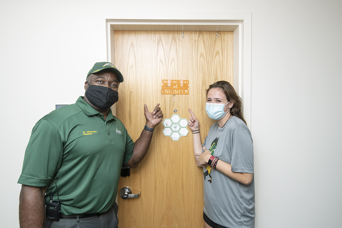 GMUPres's tweet image. Had a great time helping at Freshman Move-In this week and meeting some fellow mechanical engineers! #Welcome2Mason #Mason2025 #TrustMeImAnEngineer