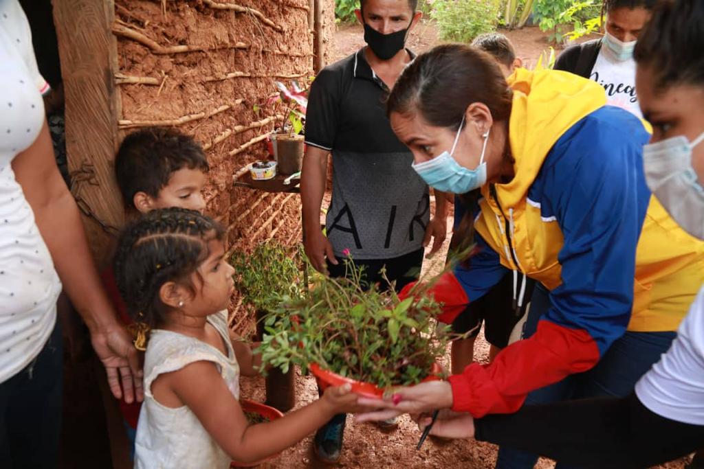 #19Ago 🔊Desde @VeEcomineria, la fuerza laboral minera agradece la gestión desde el concepto social y humanista de la Dra. <a href="/MHenriquezVzla/">Dra. Magaly Henriquez</a> quien con dedicación trabajó para reforzar las capacidades productivas del sector minero.
¡Gracias camarada!
#ChávezPorSiempre
<a href="/NicolasMaduro/">Nicolás Maduro</a>