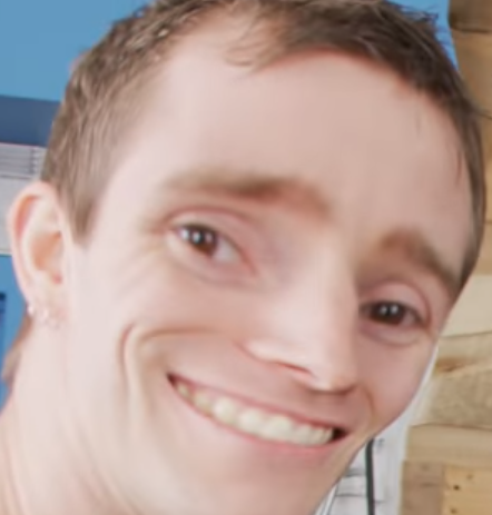 ethawesomee's tweet photo. @dbrand @linusgsebastian @LinusTech https://t.co/8TZZZ9EOLE