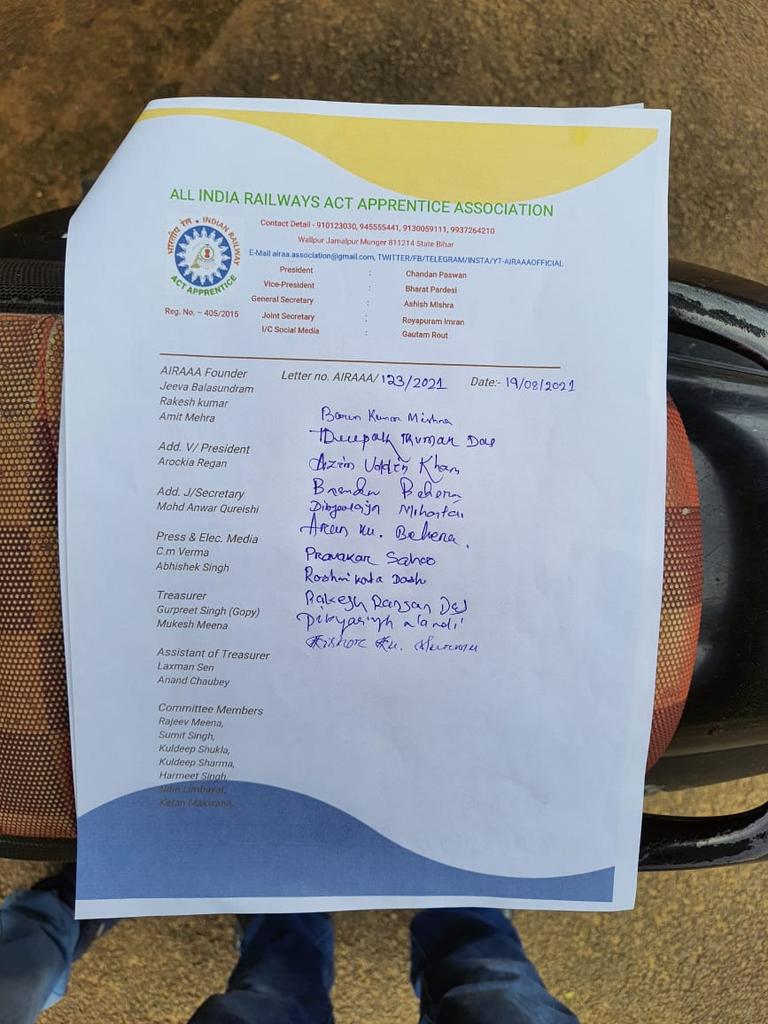 Vittu63647958's tweet photo. मा० रेलमंत्री @AshwiniVaishnaw जी सर, हम ऑल इंडिया रेल अप्रेंटिस लडके आपको👏हात जोडकर @Request बिनती करते है,की हमारे ऑल इंडिया गरीब रेल अप्रेंटिस लडको का रेल मे समायोजन करके हमारा भविष्य सुंदर बनाये सर.😭 @ShivaGopalMish1 @IR_CRB @RailMinIndia @AIRAAAOFFICIAL @HqNrmu @airfindia https://t.co/bTQa534p4Y