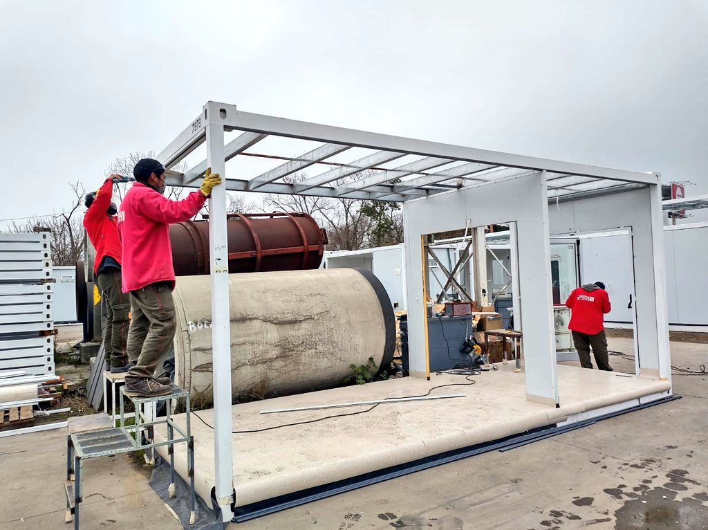 ZamoraJulio's tweet photo. Junto a @jorgeferraresi y @MalenaMassa, visitamos la empresa Ecosan ubicada en #DonTorcuato para observar su sistema de construcción modular. La firma produce viviendas, habitáculos móviles y hospitales modulares hace 25 años en el distrito con un modelo eficiente. https://t.co/cIixaHOopO