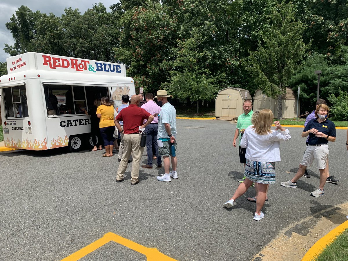 kjms_fcps's tweet photo. #FCPSReturningStrong #fcpsEaglesSoar @kjms_fcps staff enjoying lunch at our EagleFest event. Thanks to the wonderful PTA for helping feed the KJMS family of staff! #SupportLocalFoodTrucks https://t.co/RvzS1mzbgG